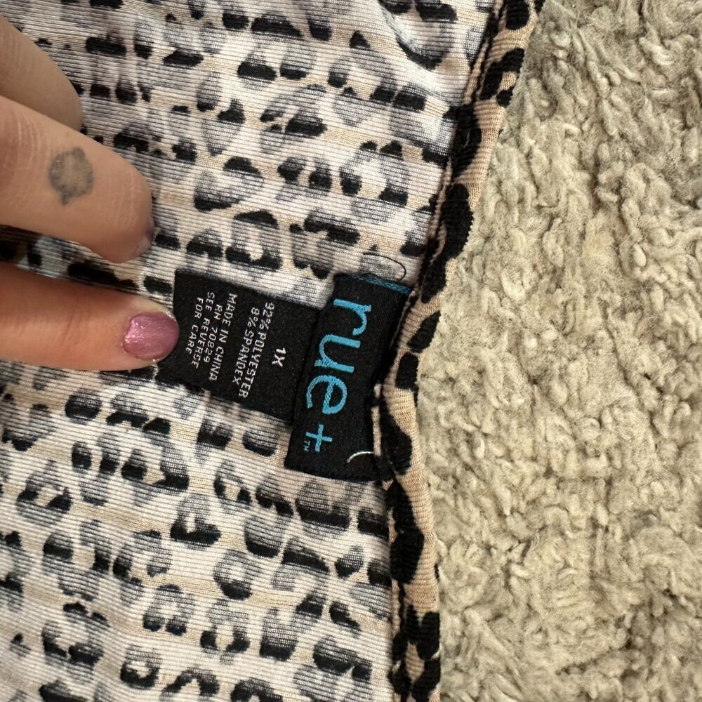 Leopard Print V Neck Women's Short Sleeve T Shirt Cutout Rue + - Picture 4 of 9